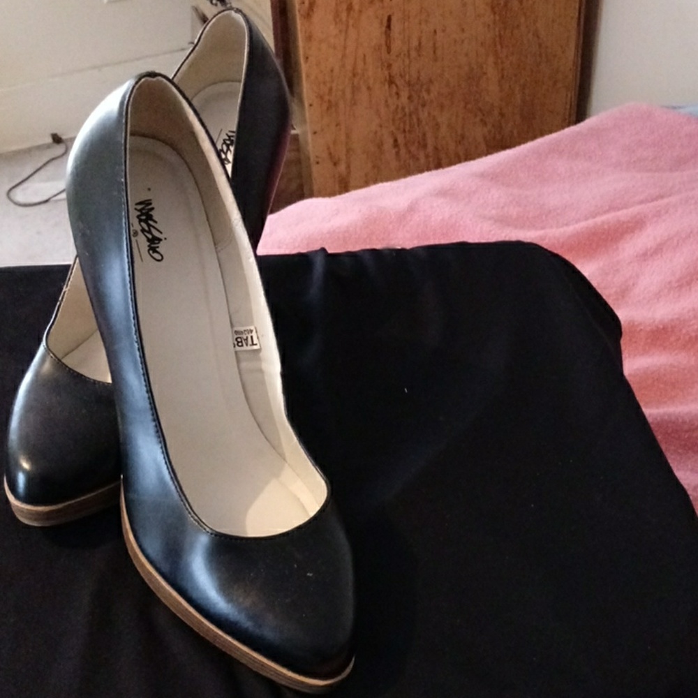 Shoes - Picture 4 of 5